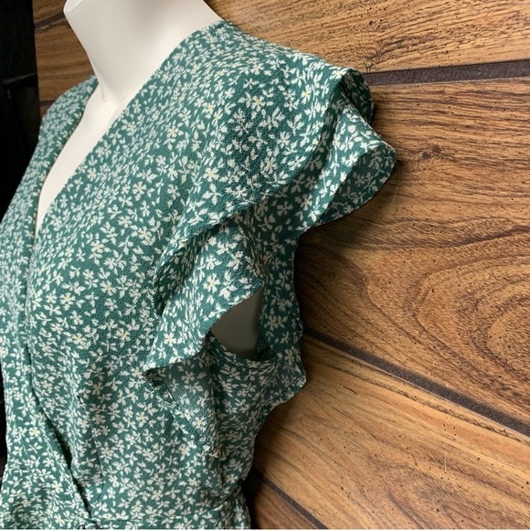 Monteau green/cream size medium top double ruffle sleeve rouching in the back - Picture 4 of 7